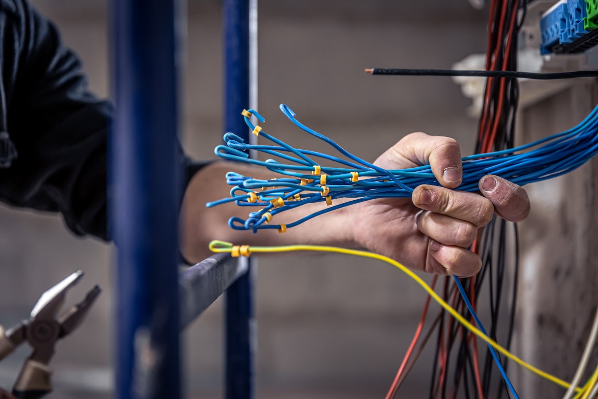 Electricista cortando cables